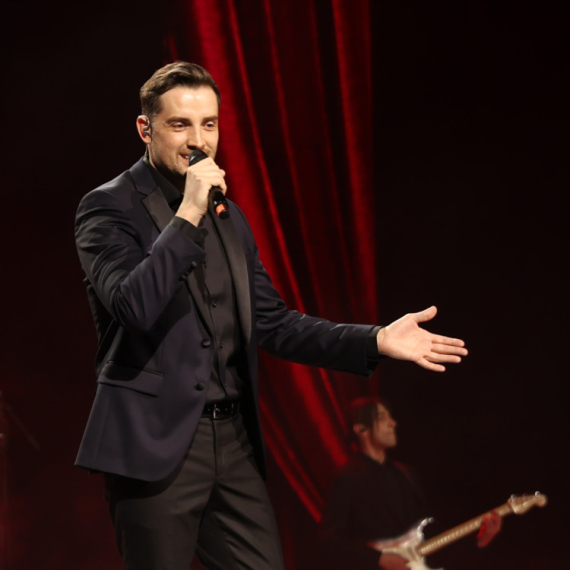 Kada ju je ona otpevala, postala je OGROMAN HIT: Mirza Selimović je ovu pesmu odbio, ali je odmah prepoznao da je SAVRŠENA BAŠ ZA OVU PEVAČICU!