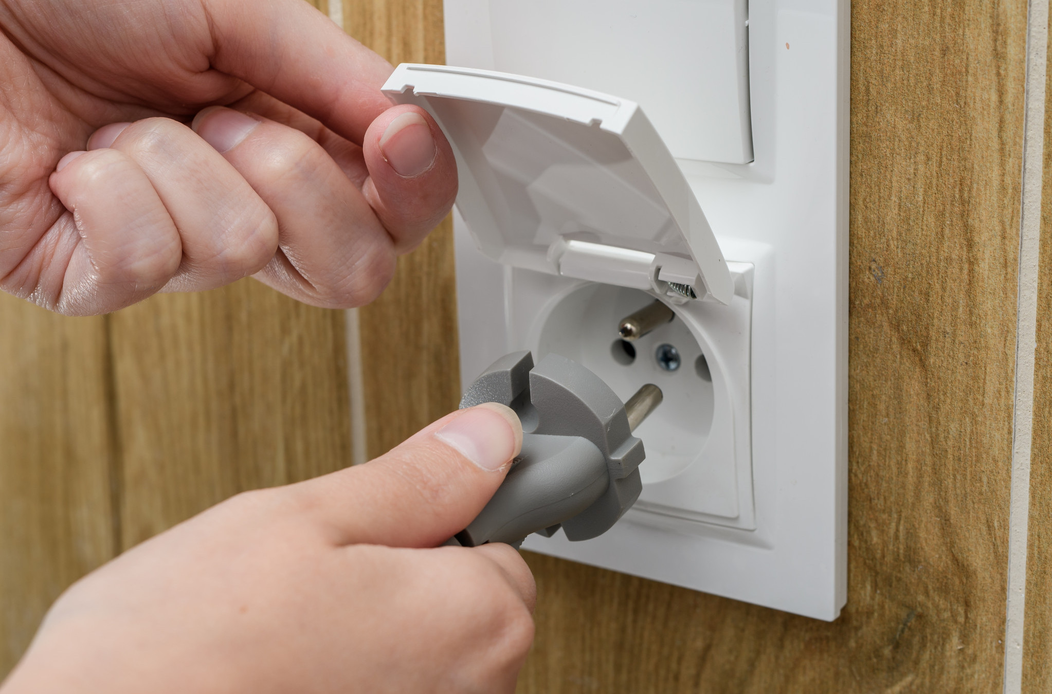 Može li doći do STRUJNOG UDARA? Ovo su prvi znaci da nešto NIJE U REDU sa instalacijama, koje nikako ne bi smeli da ignorišemo