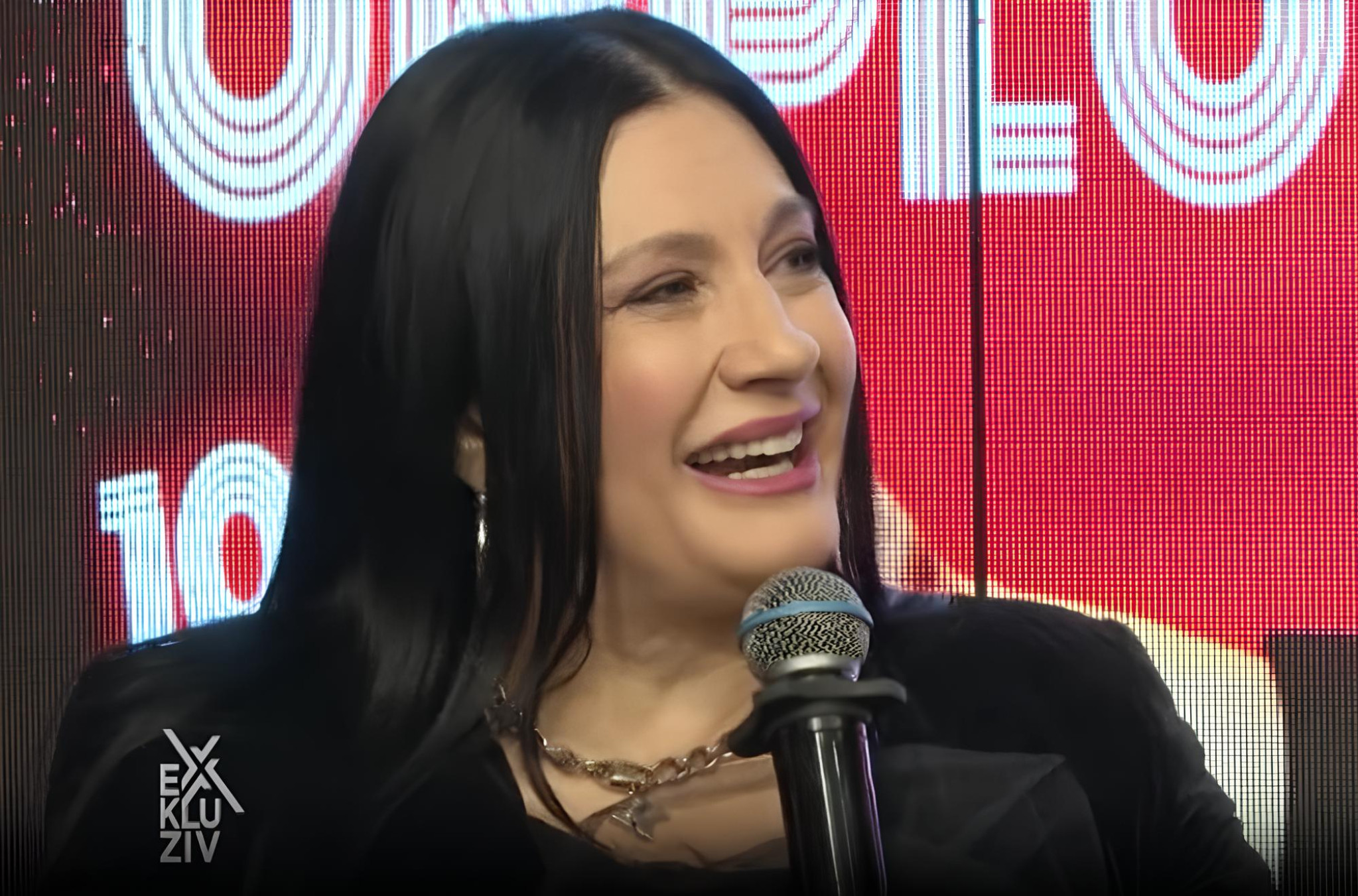 „Ta devojčica još uvek živi u meni!“: Kaliopi OTKRILA TAJNU svog očaravajućeg OSMEHA i izvor svoje neiscrpne ENERGIJE! (VIDEO)
