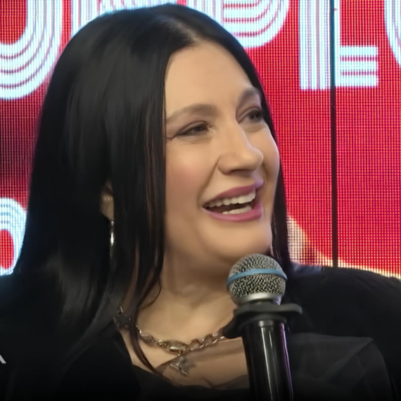 „Ta devojčica još uvek živi u meni!“: Kaliopi OTKRILA TAJNU svog očaravajućeg OSMEHA i izvor svoje neiscrpne ENERGIJE! (VIDEO)