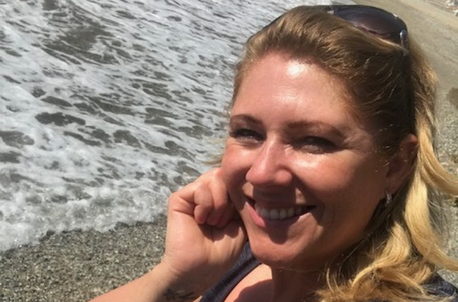 Kad je primetila da njena sestra ima PLAVU a ona CRVENU kosu, počela je da se raspituje: Decenijama je TRAŽILA PRAVOG OCA, mama joj je pomenula TRI MUŠKARCA