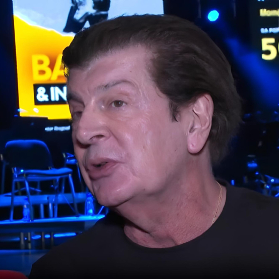 „Uvek bolji siđem sa bine nego što sam se popeo!“: Bez ikakve reklme Bajaga napunio tri Sava centra, publika preko tri sata uživala u čuvenim hitovima (VIDEO)