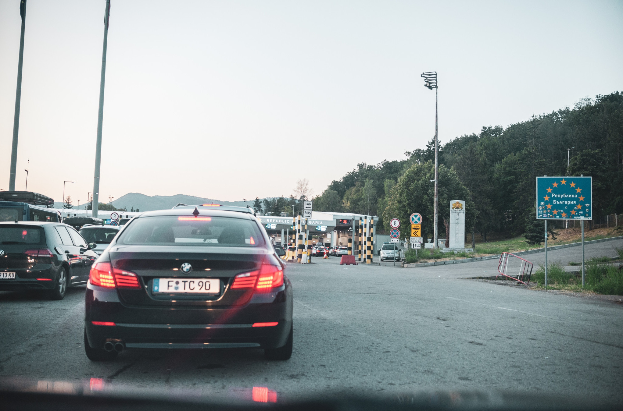 Kiša i mokri kolovozi otežavaju vožnju, na granicama bez zadržavanja