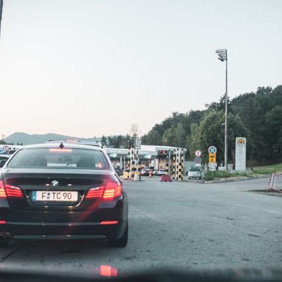 Kiša i mokri kolovozi otežavaju vožnju, na granicama bez zadržavanja