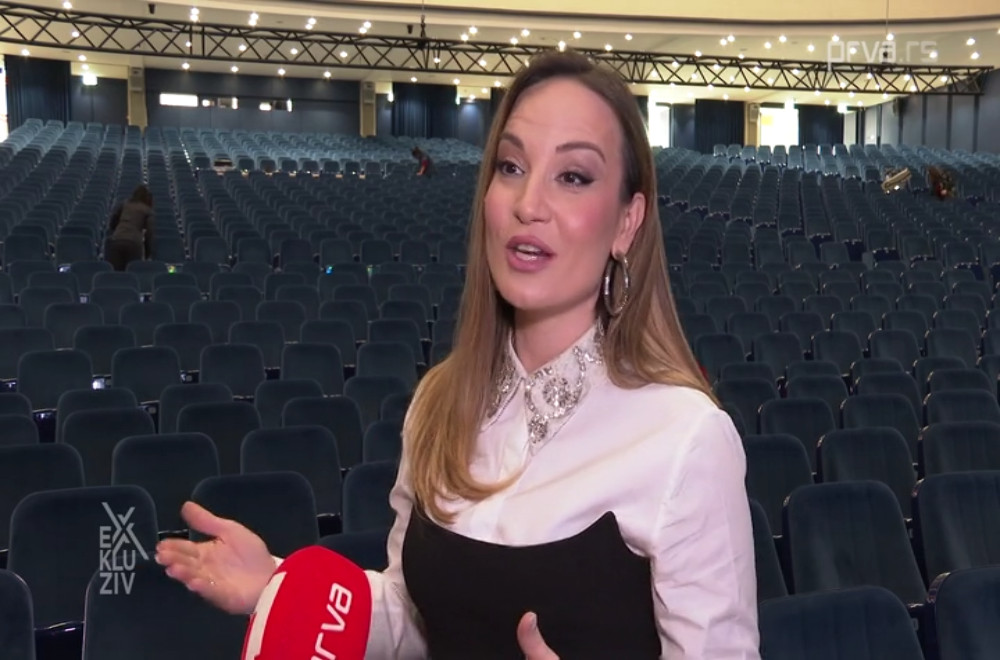 Jelena Tomasević spremna za spektakl! Pevačica se družila sa Exkluzivom mesec dana pre koncerta u Sava Centru!
