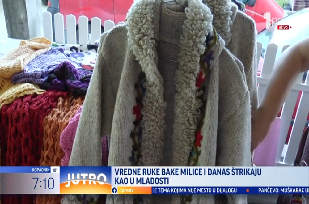 Baka Milica u osmoj deceniji štrika, plete i hekla sa velikom strašću