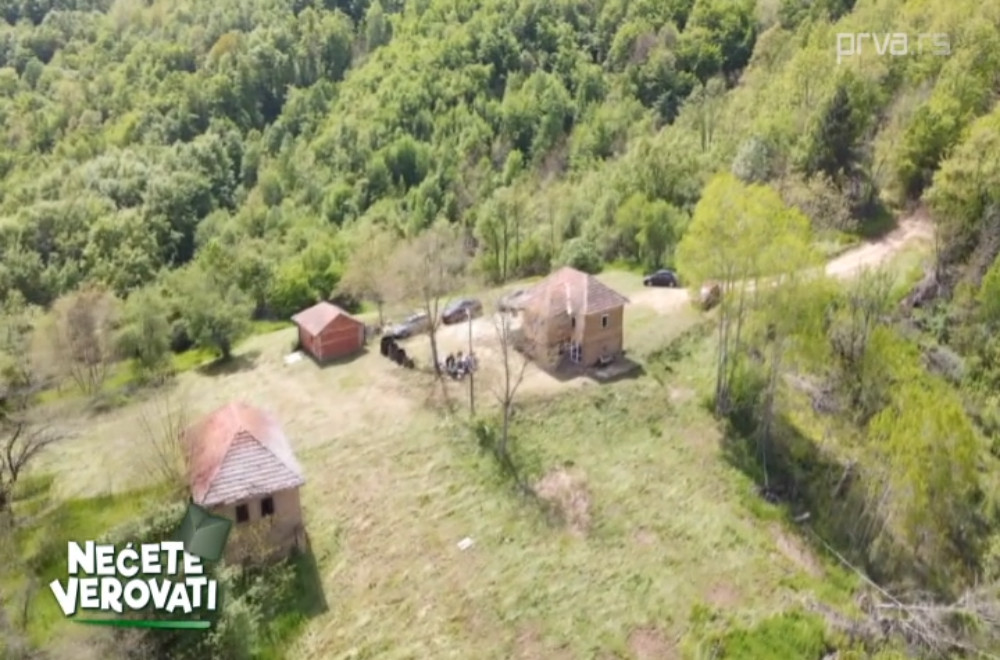 Kuća od slame i pruća