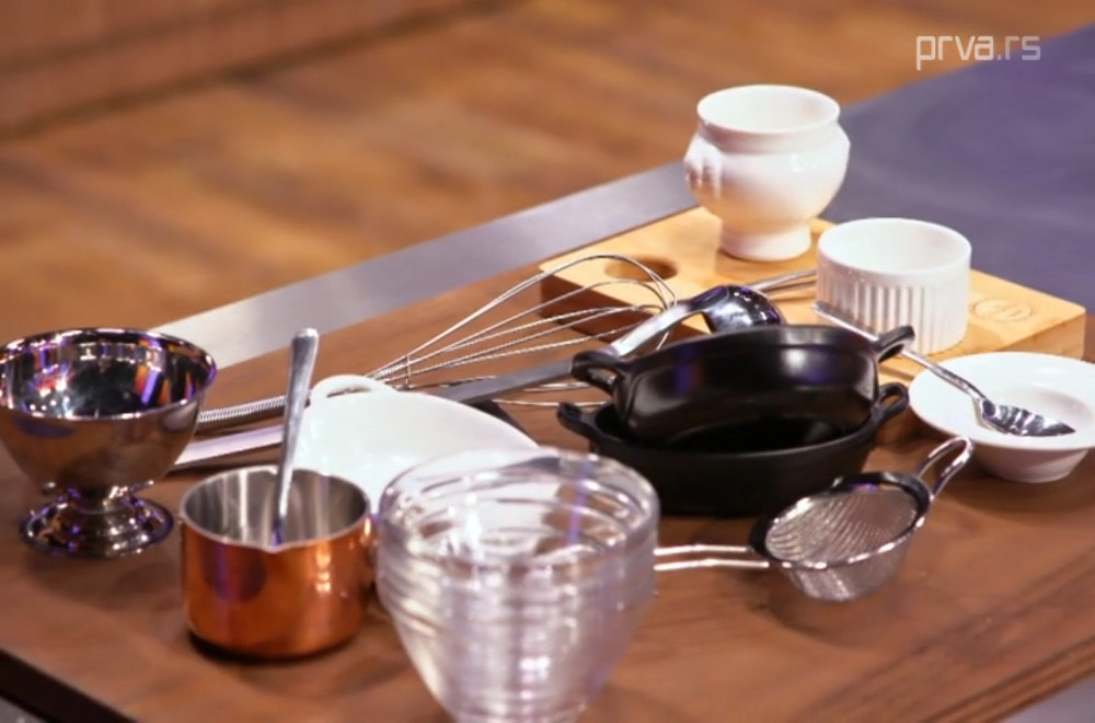 Takmičari spremaju jelo uz pomoć minijaturnog seta za kuvanje