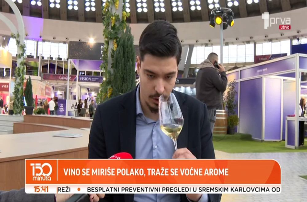 Kako se pravilno drži čaša i miriše vino?