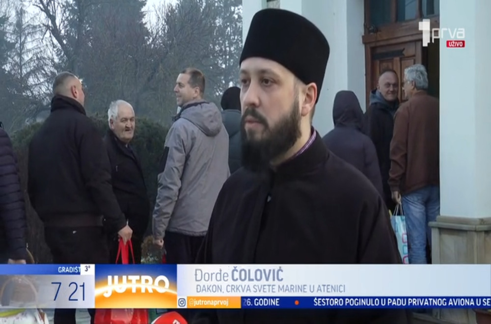 Kakva je atmosfera ispred crkve Svete velikomučenice Marine u Atenici?