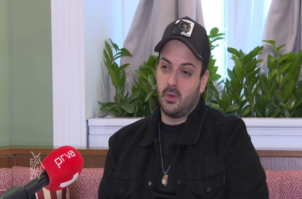 Pevač presadio kosu!