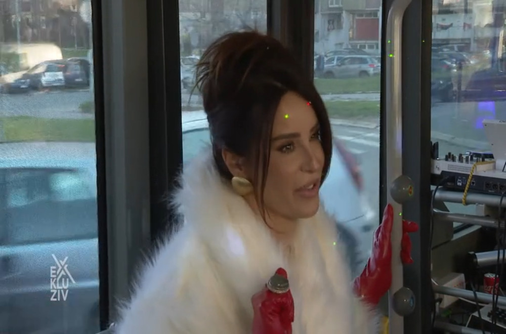 Višnja Petrović napravila žurku u autobusu!