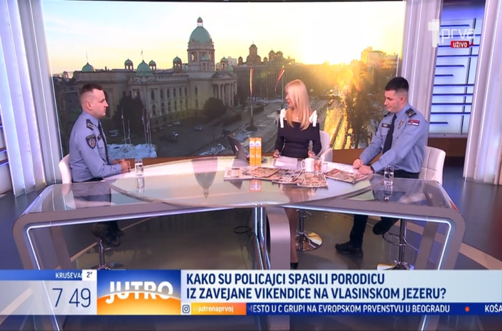 Policajci spasili porodicu iz zavejane vikendice
