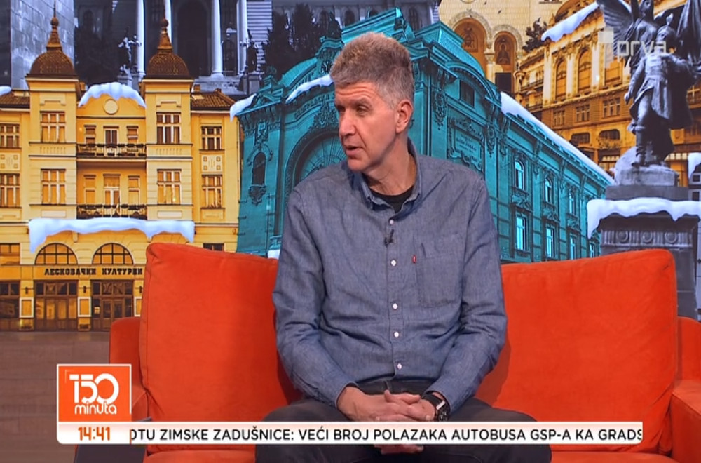 Medved provalio u prodavnicu sladoleda i jeo dok se nije onesvestio