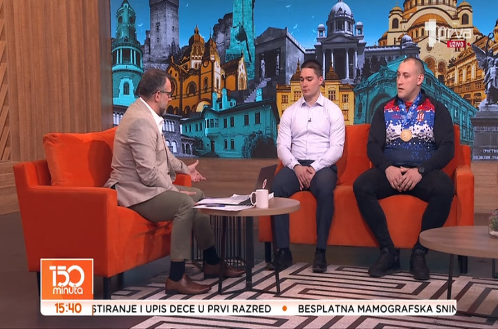 Kada završi smenu u Ministarstvu unutrašnjih poslova, skine uniformu i oblači kimono