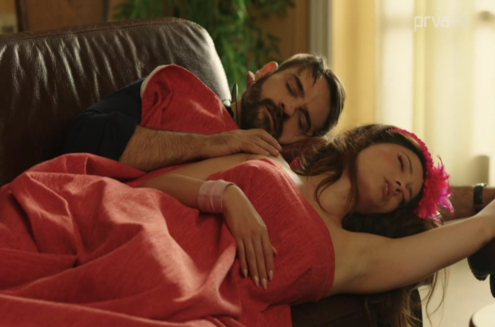 Dadilja sa sela - 44. epizoda: Verka zatiče Micu i Konstantina kako leže jedno pored drugog pokriveni zavesom