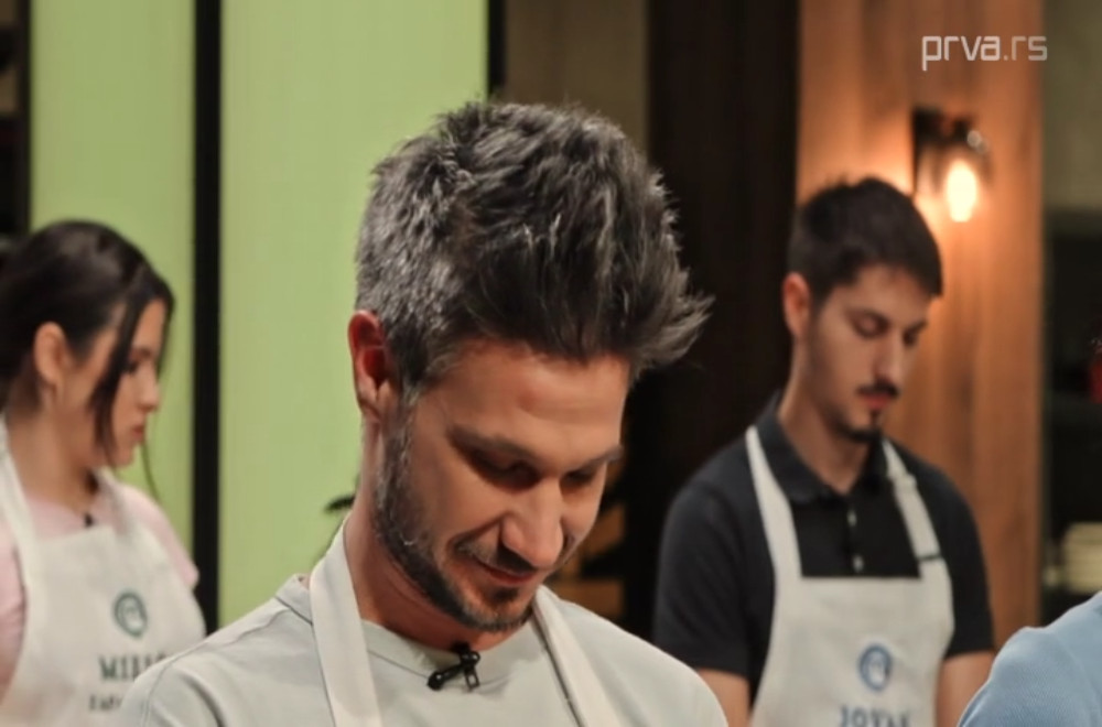 Saša se suzdržava da ne prasne u smeh