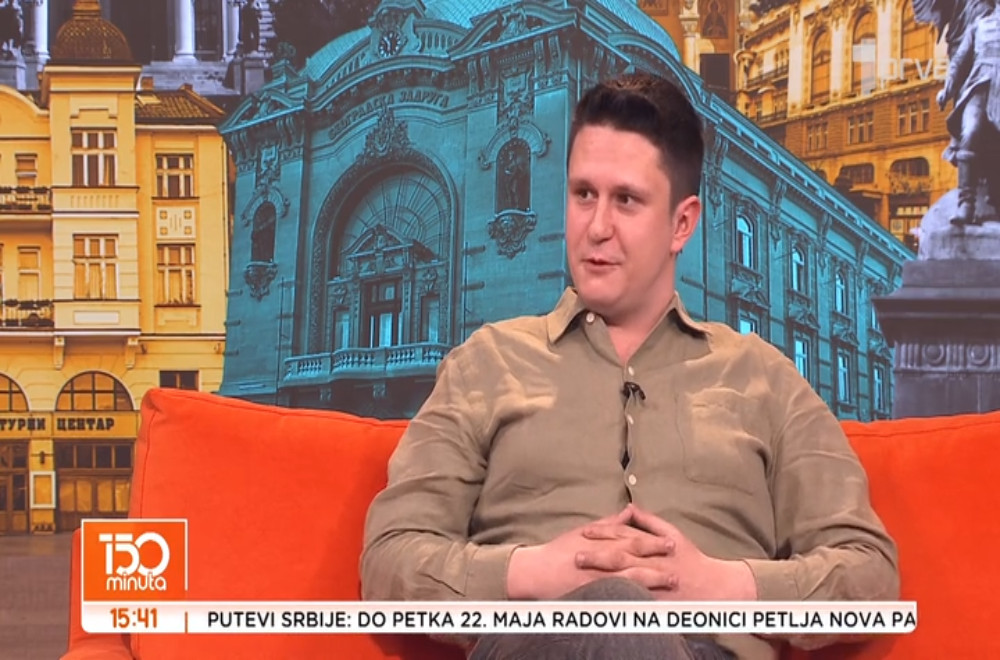 Iako je završio marketing i biznis, odabrao je scenu i mikrofon