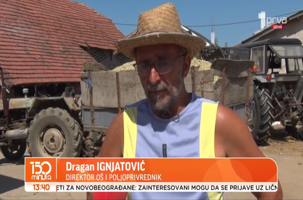 Dok drugi direktori spremaju škole za prvo zvono, on usklađuje kancelariju i traktor