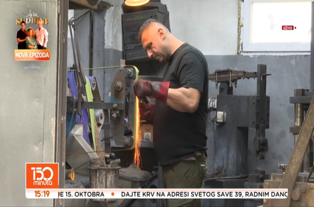Od kancelarije do zanata: Bračni par koji ručno stvara noževe i kožne predmete