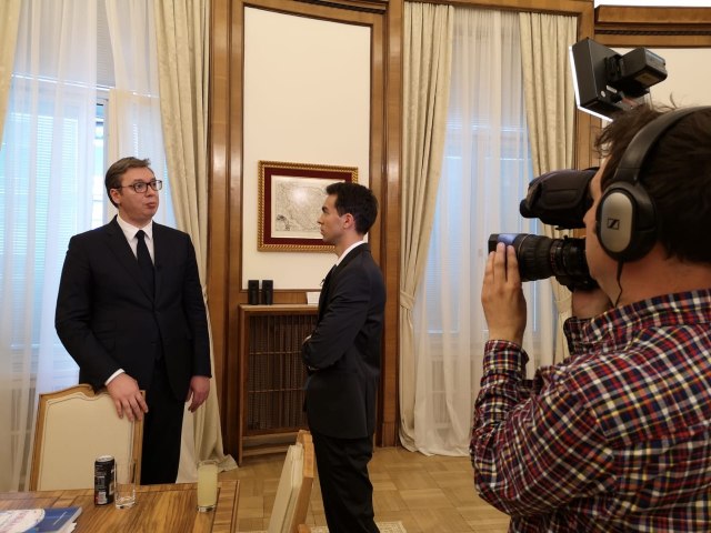 Predsednik Srbije Aleksandar Vui u drutvu naeg novinara Filipa ukanovia, foto: B92/Prva