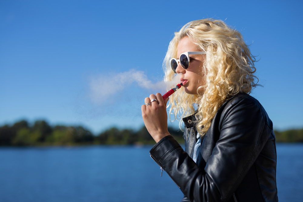 I elektronske cigarete tete nanem zdravlju, foto: Depositphotos/grinvalds