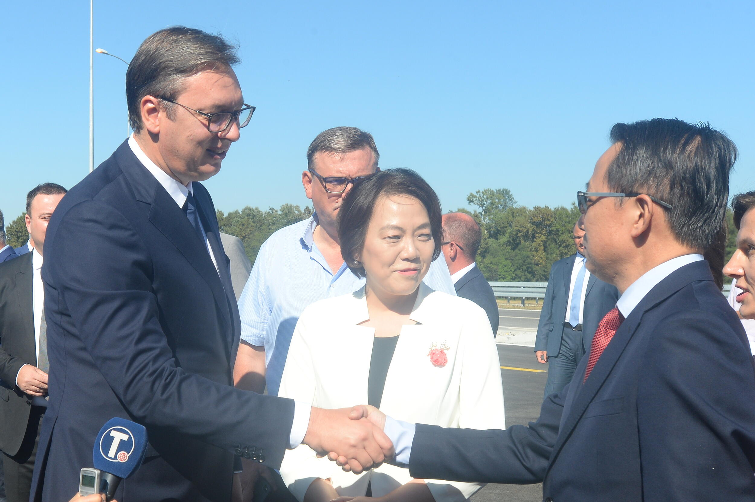 Predsednik Srbije Aleksandar Vui, kineska ambasadorka u Srbiji Cen Bo (S) i predstavnik kompanije koja je gradila ovu deonicu., foto: FOTO TANJUG