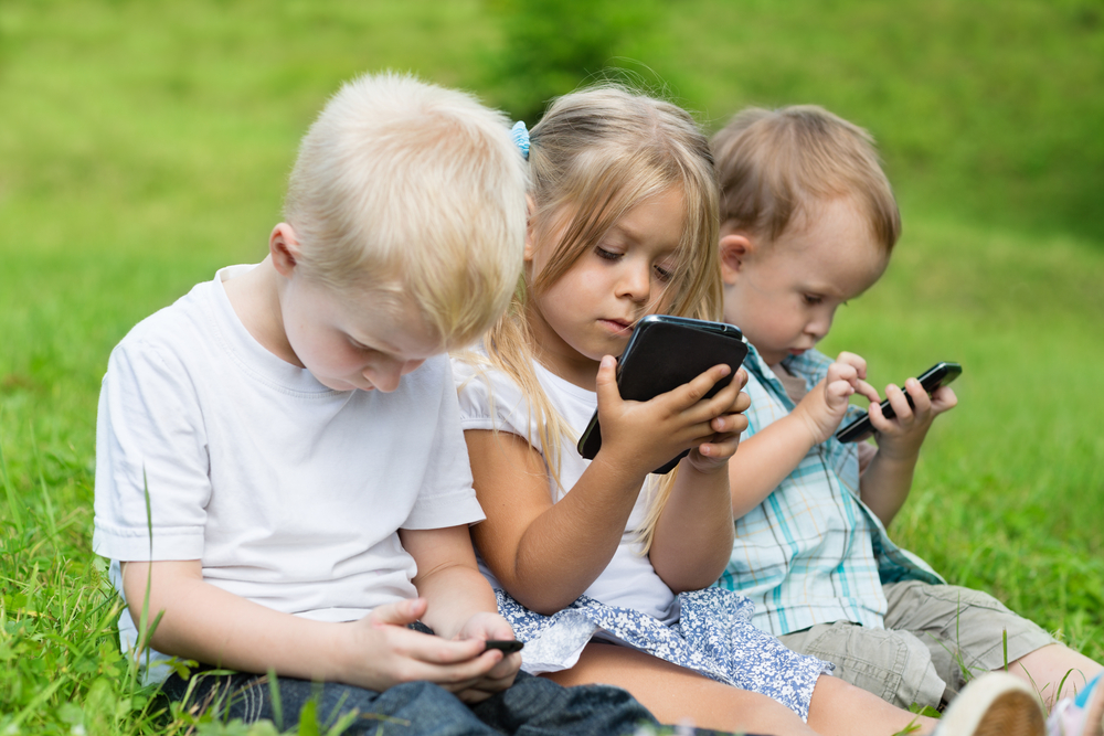 Da li su nove tehnologije jedini krivci to deca sve kasnije progovaraju?, foto: Depositphotos/Stas_K