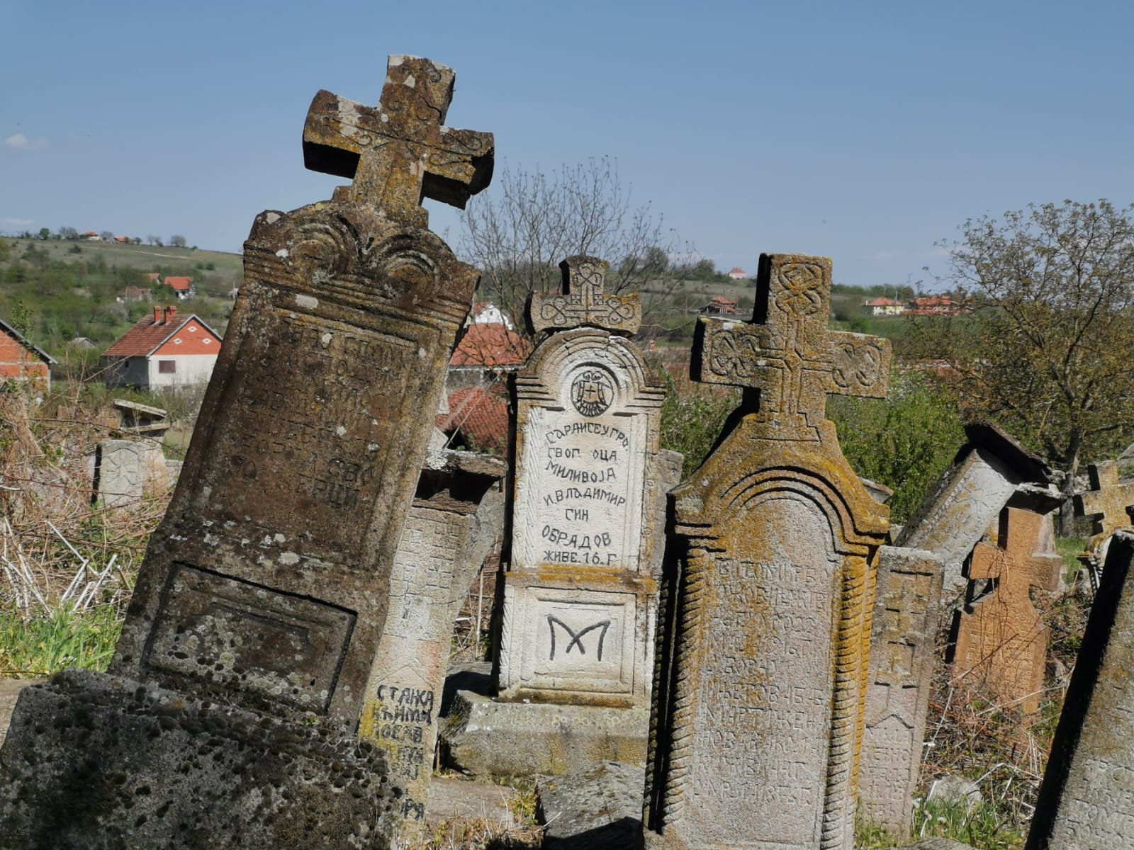 Ispred crkve se nalazi groblje koje je po obiliku i broju spomenika jedinstveno na Balkanu, foto: RINA