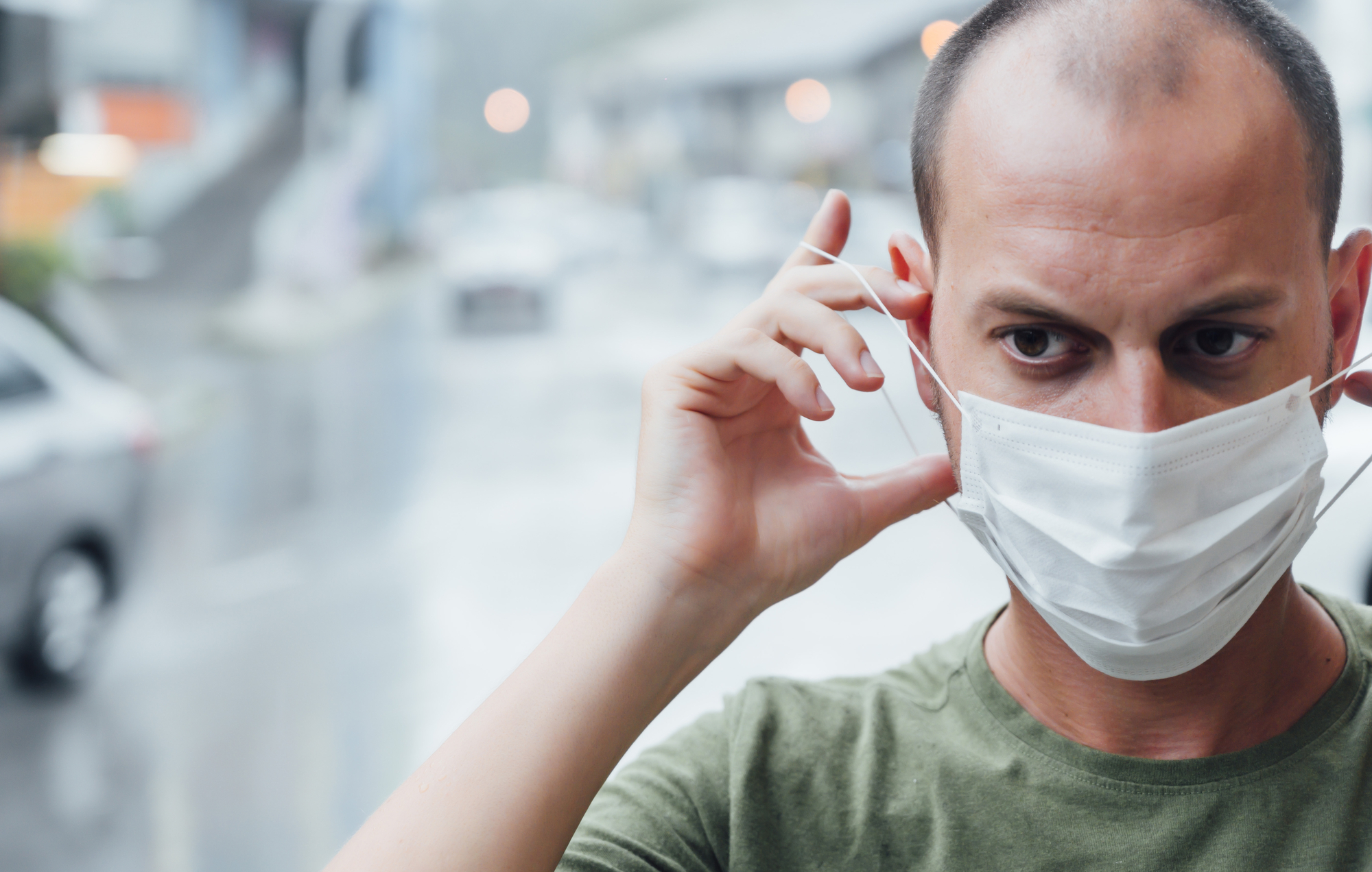 ovek sa maskom na licu tokom pandemije korona virusa, foto: Depositphotos/ karrastock.gmail.com