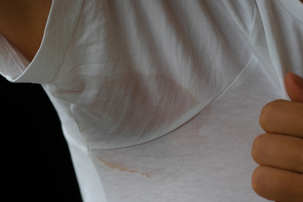 mrlja od znoja na beloj majici, foto: Trismegist san/Shutterstock