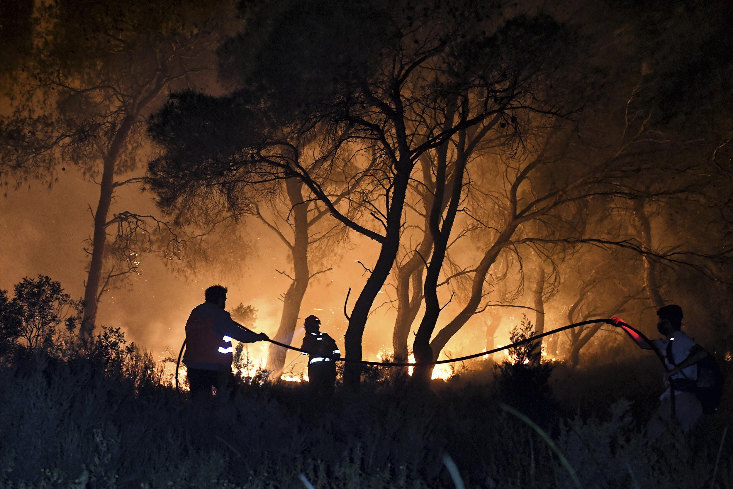 Vie od 180 vatrogasaca bori se sa poarom, foto: TANJUG/AP Photo/Valerie Gache