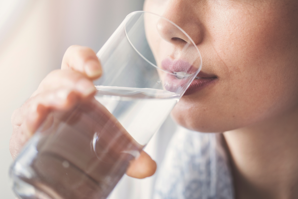 Kada treba da pijete toplu, a kada hladnu vodu?, foto: sebra/Shutterstock