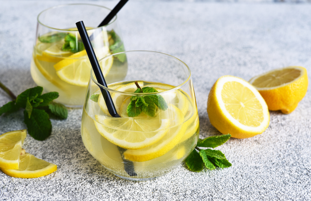 Napitak sa vodom i limunom, foto: zefirchik06/Shutterstock