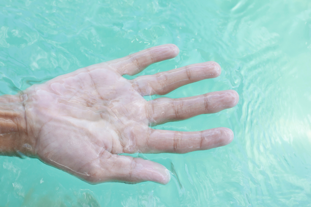 smeurani prsti u vodi, foto: TuktaBaby/Shutterstock