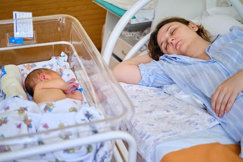 majka i beba u porodilitu, foto: Profimedia