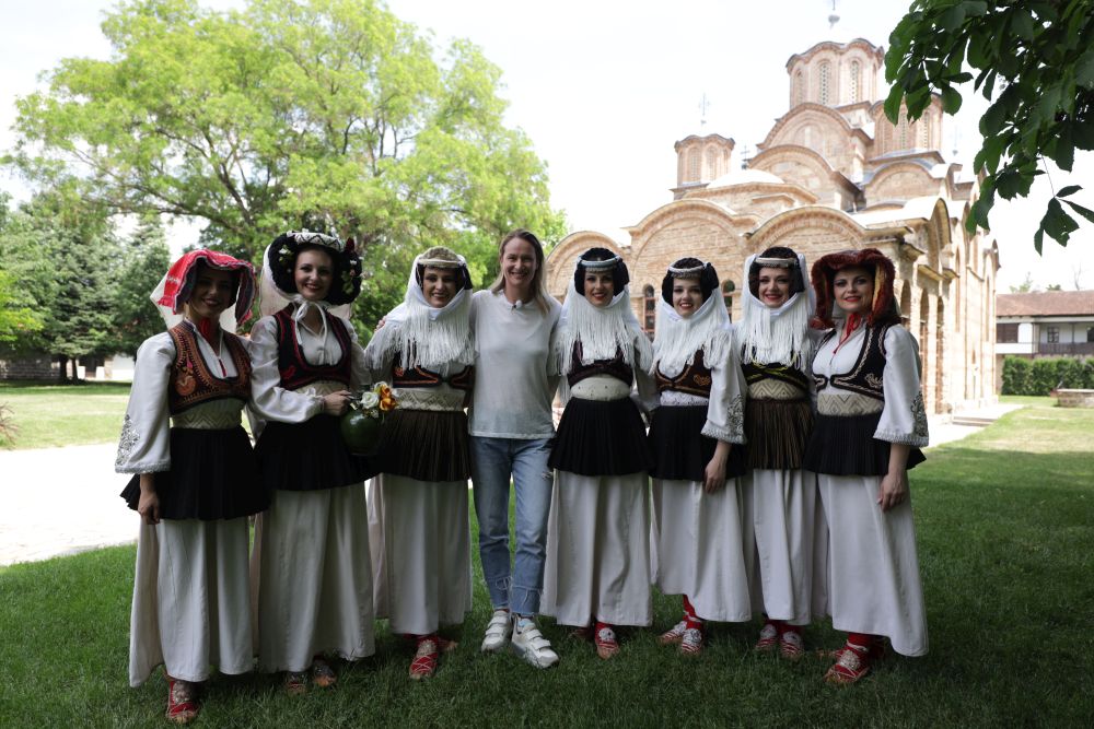 Devojke sa Kosova i Metohije ispred manastira Graanica, foto: Promo Radna akcija