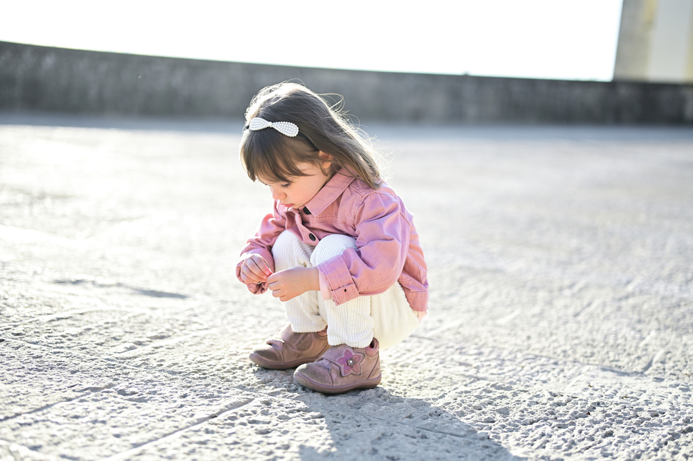 devojica sama na igralitu, foto: YuliaTabakova/Shutterstock