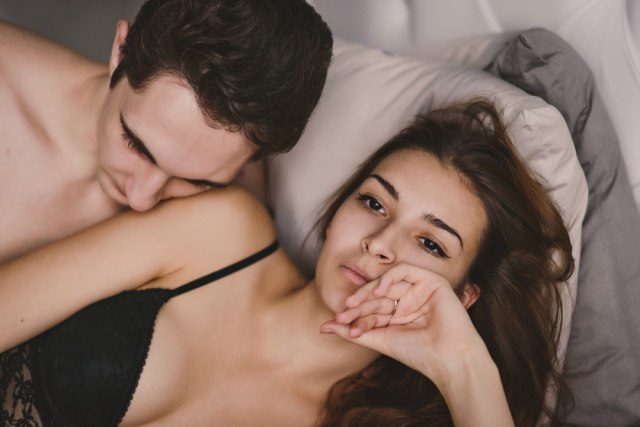 Seks dvoje u krevetu video