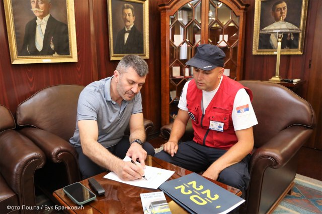 V.d. direktora JP Pošta Srbije Zoran Ðorðeviæ potpisuje pistupnicu u èlanstvo AMSS;  Foto: Vuk Brankoviæ